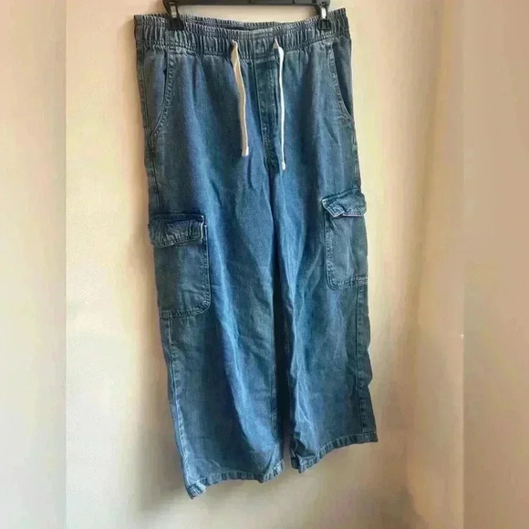 Gap denim high rise wide leg cargo pants with stretchy waist band size M women’s - Picture 3 of 5
